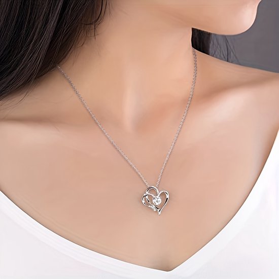 Sjika - Zilverkleurige Dubbel Hart Ketting met Kristal – Luxe Hartjes Hanger – Romantische Dames Ketting – Perfect Cadeau