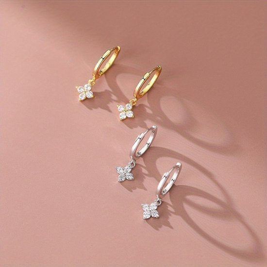 Sjika - Zilverkleurige Oorringen met Kristalbloem – Dames Oorbellen – Elegant & Tijdloos – Anti-Allergisch - Cadeau voor haar