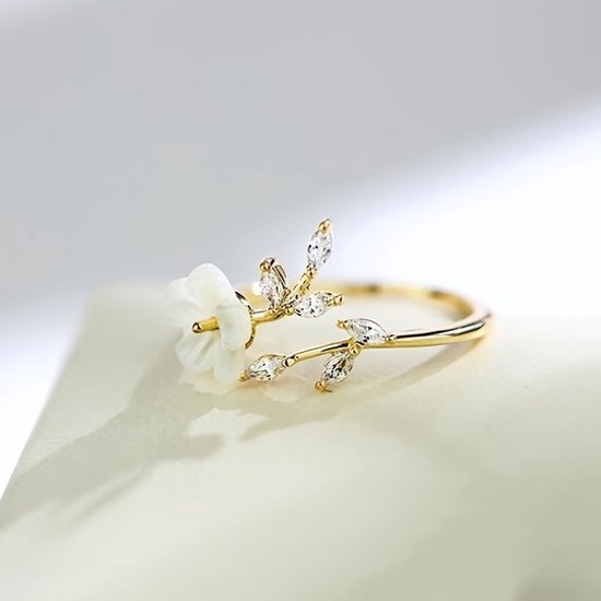 Sjika - Gouden Bloemen Ring Dames – Verstelbare Ring met Bloem & Zirkonia – Elegante Open Ring – Gold Plated - Cadeau voor haar