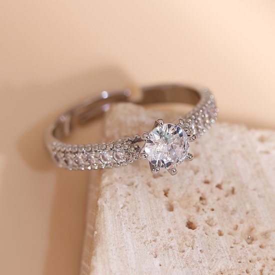 Sjika - Zilveren Ring Dames met Zirkonia – Verstelbare Solitair Ring – Verlovingsring Look – Luxe Sieraad - Cadeau voor haar