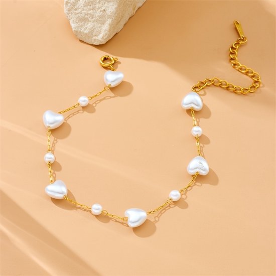 Sjika - Gouden Armband met Hartjes & Parel Kralen – Verstelbaar – Elegant Dames Sieraad – Romantisch Cadeau – Tijdloos Design