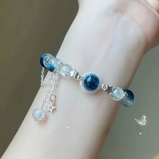 Sjika - Blauwe Galaxy Armband Dames – Luxe Glas & Crackle Kralen – Ster Bedels – Elegant Cadeau Sieraad – Verstelbare Armband - Cadeau voor haar