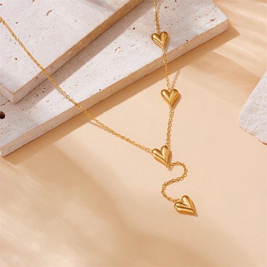 Sjika - Gold plated ketting met 3 hart hangers – Luxe Y-vormige damesketting – Elegant & tijdloos design – Perfect cadeau voor haar