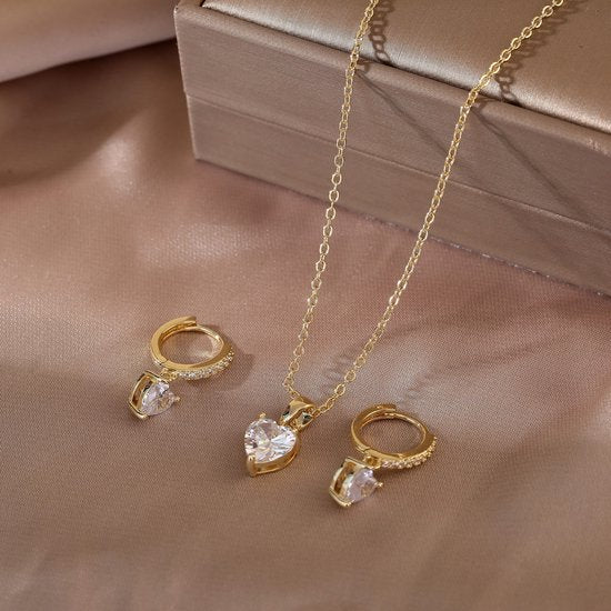 Sjika - Gouden Sieradenset Dames – Ketting & Oorbellen Hartje met Zirkonia – Gold Plated – Luxe Cadeau Set - Cadeau voor haar