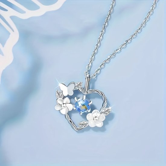 Sjika - Hart Ketting Dames Zilverkleurig – Vlinder & Bloem Hanger met Blauwe Kristal Steen – Elegante Dames Ketting – Romantisch Cadeau voor Haar