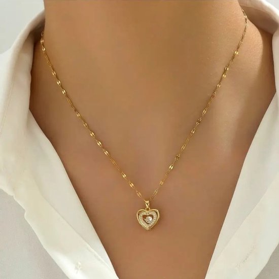 Sjika - Goudkleurige Hartjesketting met Zirkonia – Dubbel Hart Hanger – Perfect Cadeau voor Haar