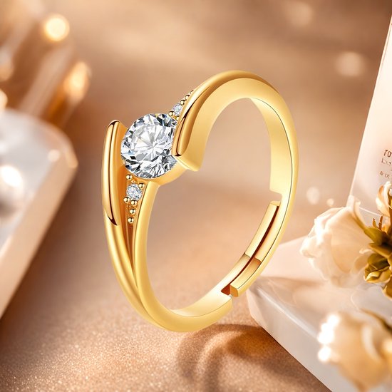 Sjika - Goudkleurige Verstelbare Ring met Zirkonia – Elegante Damesring – Minimalistisch Design – Fashion Jewelry - Cadeau voor haar