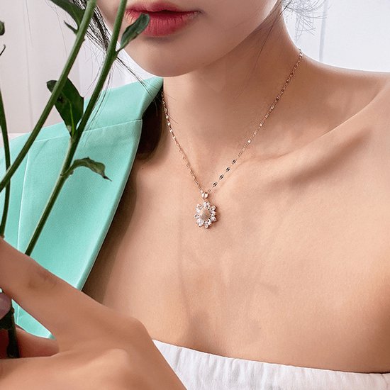 Sjika - Bloem Ketting Dames Goudkleurig – Elegante Zonnebloem Hanger met Kristal Steentjes – Luxe Dames Ketting – Trendy Sieraden - Cadeau voor haar