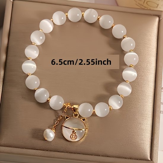 Sjika - Gold plated armband met kattenbedel & witte kralen – Uniek damesdesign – Schattig & elegant – Perfect cadeau voor haar