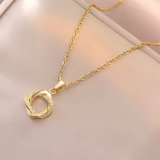 Sjika - Gold plated ketting met verstrengelde cirkel hanger – Luxe damesketting met zirkonia – Tijdloos & elegant design – Perfect cadeau voor haar