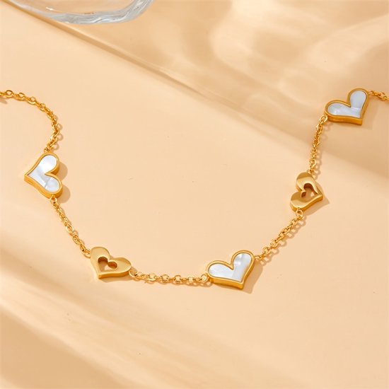 Sjika - Dames Armband Goudkleur – Elegante Hartjes Armband met Parelmoer – Verstelbaar Cadeau Sieraad