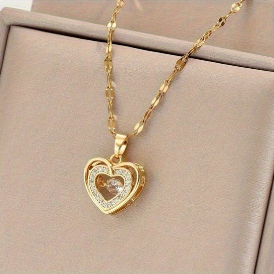 Sjika - Goudkleurige Hartjesketting met Zirkonia – Dubbel Hart Hanger – Perfect Cadeau voor Haar
