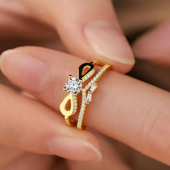 Sjika - Goudkleurige Verstelbare Ring met Zirconia – Luxe Damesring – Open Ring | Elegant Design | One Size | Cadeau voor haar