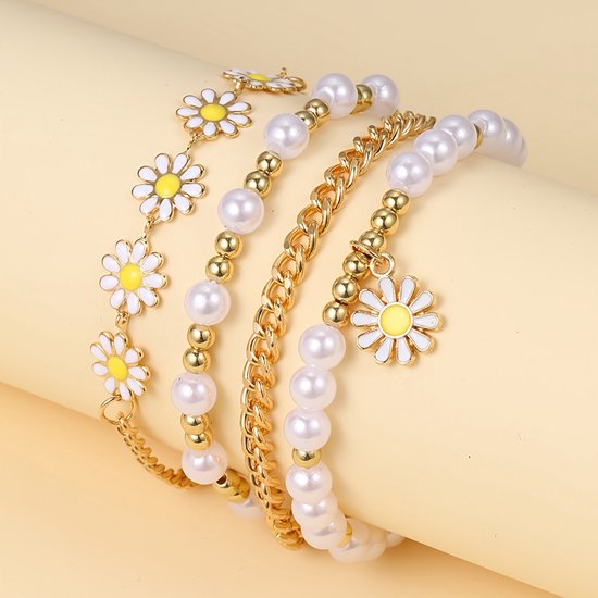 Sjika - Gouden Armbandenset Dames – 4 Delige Armbanden met Madeliefjes & Parels – Trendy Layered Sieraden – Verstelbaar - Cadeau voor haar