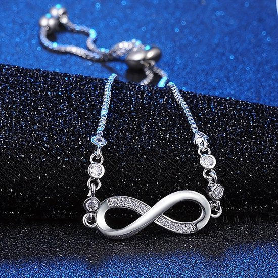 Sjika - Verstelbare Dames Armband – Infinity Teken – Stainless Steel – Zilver – Met Kristallen – Tijdloos Sieraad - Cadeau voor haar
