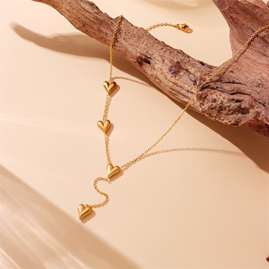 Sjika - Gold plated ketting met 3 hart hangers – Luxe Y-vormige damesketting – Elegant & tijdloos design – Perfect cadeau voor haar