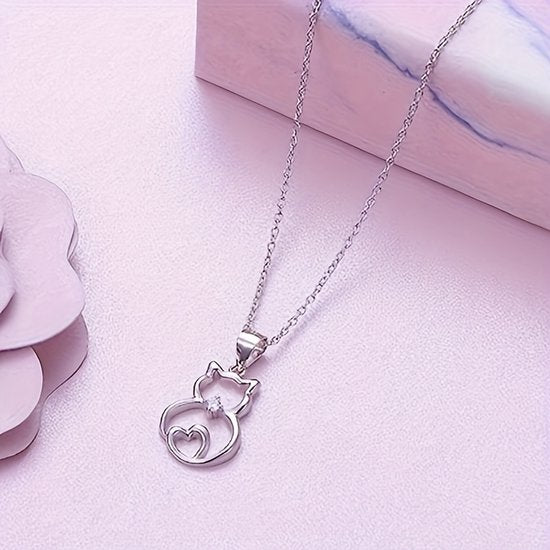 Sjika - Zilverkleurige Katten Ketting met Kristal – Kat Hanger Dames – Liefdevol & Minimalistisch Design - Cadeau voor haar