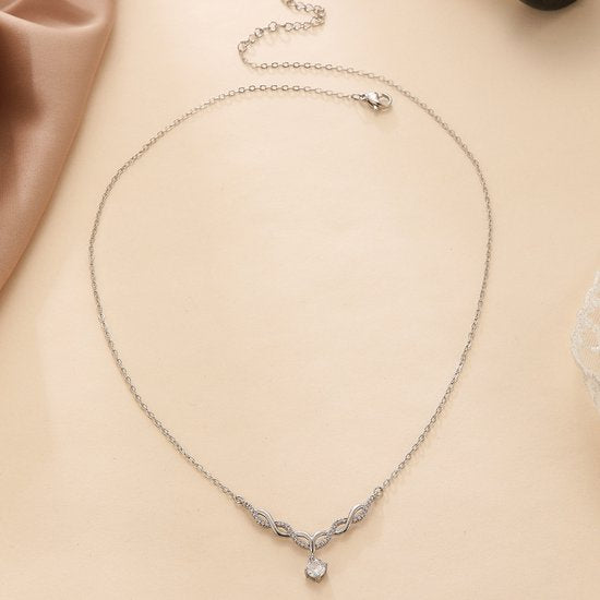 Sjika - Zilveren Ketting met Hanger – Zirkonia Halsketting Dames – Elegant & Tijdloos – Minimalistische Zilveren Sieraden - Cadeau voor haar
