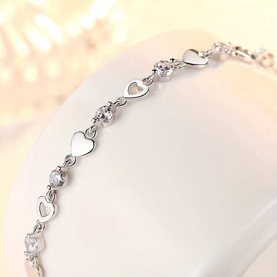 Sjika - Hartjes Armband Dames Zilverkleurig – Elegante Armband met Kristal Hartjes – Verstelbare Luxe Dames Sieraden – Trendy Armband - Cadeau voor haar