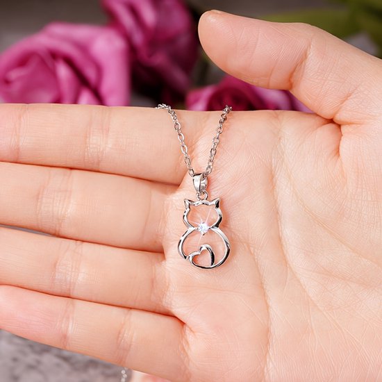 Sjika - Zilverkleurige Katten Ketting met Kristal – Kat Hanger Dames – Liefdevol & Minimalistisch Design - Cadeau voor haar
