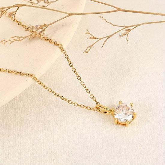 Sjika - Goudkleurige Ketting Dames – Gold Plated – Solitaire Zirkonia Hanger – Luxe Minimalistische Halsketting - Cadeau voor haar