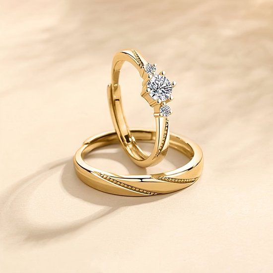 Sjika - Relatie Ringen Set – 2-delig – Goudkleurig – Zirkonia – Verstelbaar – Trouwringen / Verlovingsringen / Vriendschapsringen – Voor Koppels - Cadeau