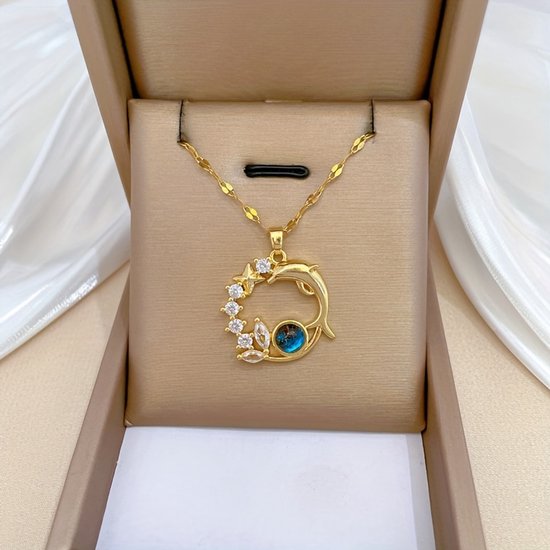 Sjika - Gold Plated Dolfijn Ketting – Goudkleurig – Zirkonia & Blauw Kristal – Dames - Cadeau