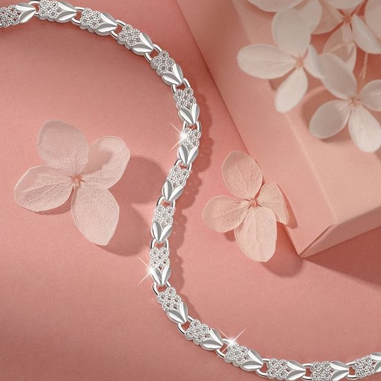 Sjika - Armband – Cadeau voor Haar - Zilveren Dames Armband – Kristallen Bladschakels – Elegant & Tijdloos – Verstelbare Sluiting - Cadeau voor haar