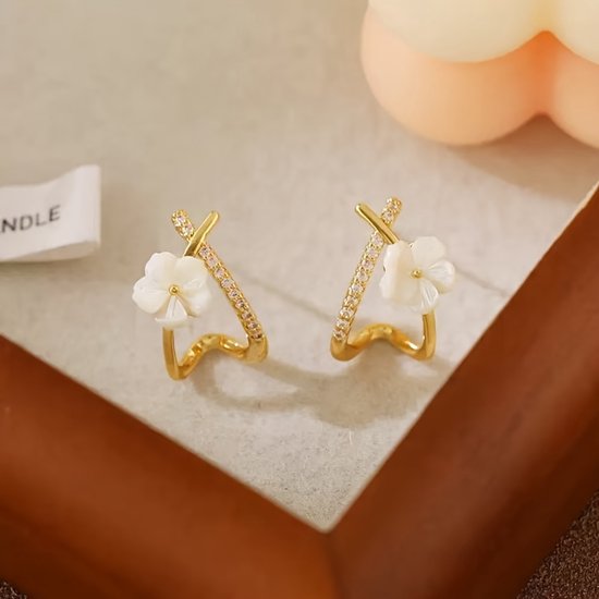 Sjika - Dames Oorbellen Bloem Goudkleurig – Elegante Bloem Oorknopjes met Kristallen – Trendy Oorbellen Dames – Cadeau voor Haar