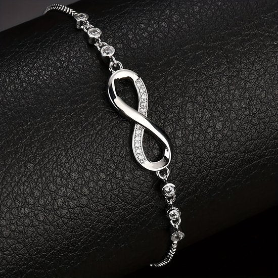 Sjika - Verstelbare Dames Armband – Infinity Teken – Stainless Steel – Zilver – Met Kristallen – Tijdloos Sieraad - Cadeau voor haar