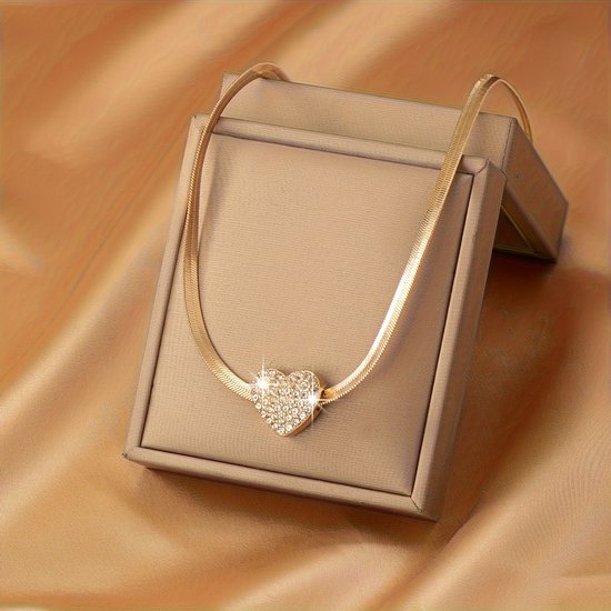 Sjika - Gold plated hartvormige ketting – Luxe gouden halsketting met kristallen hart hanger – Elegant & Tijdloos design – Perfect cadeau voor haar