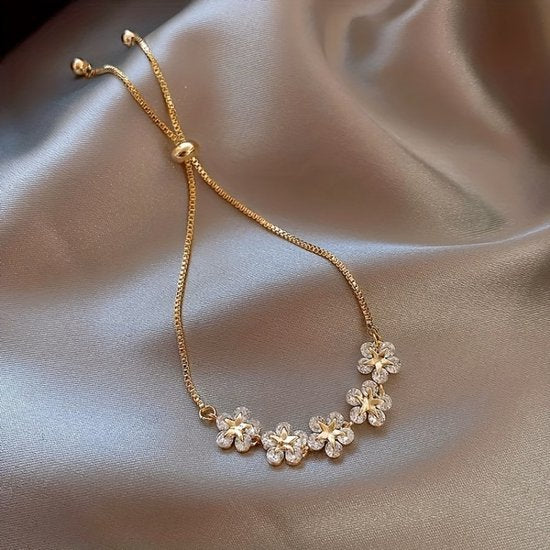 Sjika - Luxe Gouden Armband met Bloemen & Zirkonia – Verstelbaar – Perfect Cadeau voor Haar