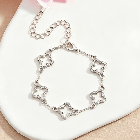 Sjika - Klaver Armband Dames Zilverkleurig – Luxe Armband met Strass Klaver Bedels – Elegante Verstelbare Dames Armband – Trendy Sieraden - Cadeau voor haar