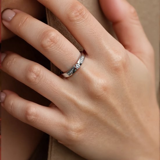 Sjika - Unisex Ring met Kristal - One Size – Zilverkleurige Koppelring – Vriendschapsring & Trouwring – Tijdloos Design