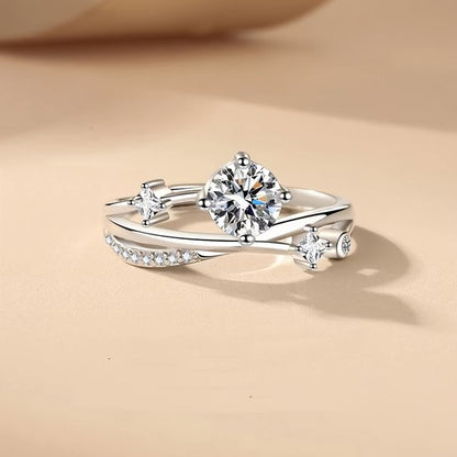 Sjika - Elegante Zilverkleurige Ring met Diamant Look – Luxe Damesring met Stralende Zirkoon – Verstelbaar & Perfect Cadeau voor haar