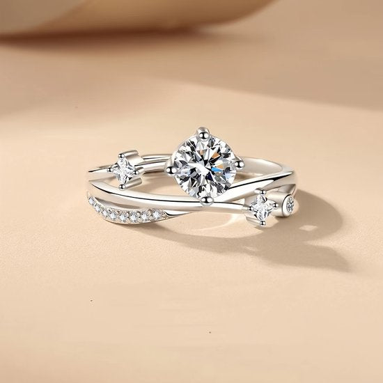 Sjika - Elegante Zilverkleurige Ring met Diamant Look – Luxe Damesring met Stralende Zirkoon – Verstelbaar & Perfect Cadeau voor haar