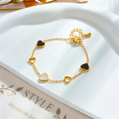 Sjika - Gold Plated Hartjes Armband – Goudkleurig – Zwart & Wit Emaille – Dames - Cadeau