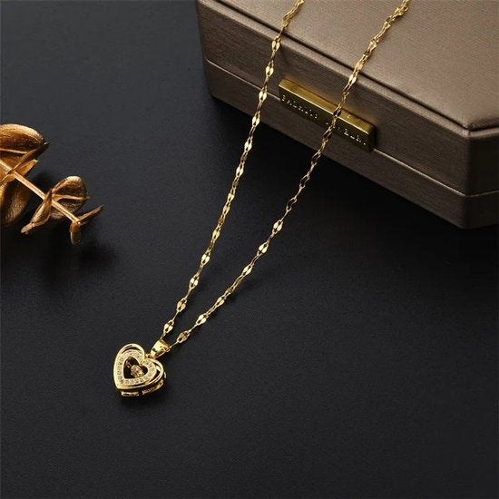 Sjika - Goudkleurige Hartjesketting met Zirkonia – Dubbel Hart Hanger – Perfect Cadeau voor Haar
