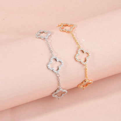 Sjika - Klaver Armband Dames Zilverkleurig – Luxe Armband met Strass Klaver Bedels – Elegante Verstelbare Dames Armband – Trendy Sieraden - Cadeau voor haar