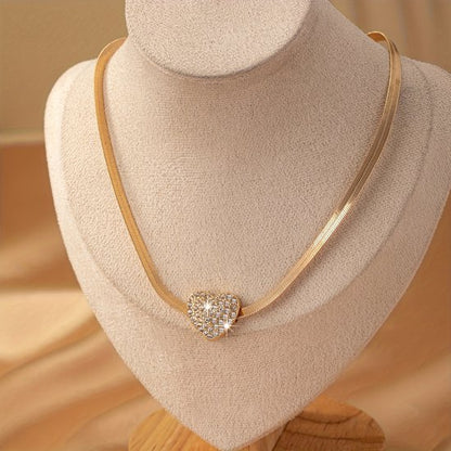 Sjika - Gold plated hartvormige ketting – Luxe gouden halsketting met kristallen hart hanger – Elegant & Tijdloos design – Perfect cadeau voor haar