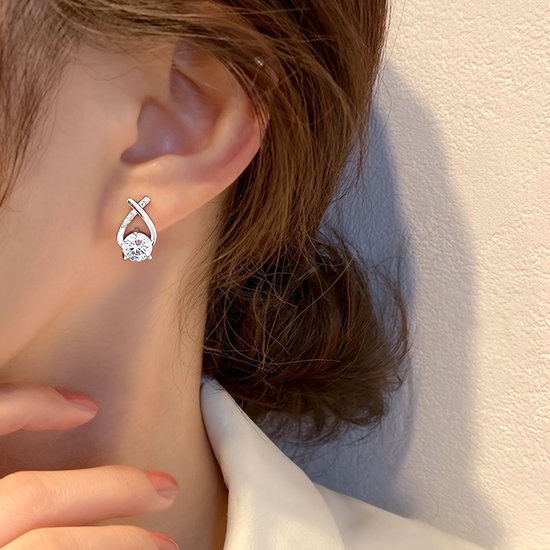 Sjika - Zilveren Dames Oorknopjes met Kristal – Modern Gedraaid Design – Elegant & Chic - Cadeau voor haar