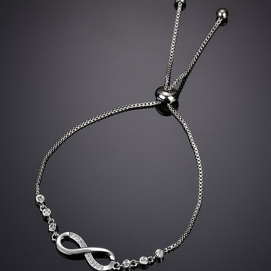 Sjika - Verstelbare Dames Armband – Infinity Teken – Stainless Steel – Zilver – Met Kristallen – Tijdloos Sieraad - Cadeau voor haar