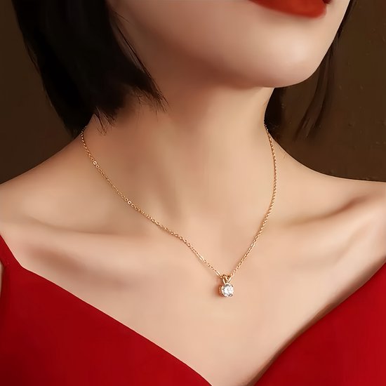Sjika - Goudkleurige Ketting Dames – Gold Plated – Solitaire Zirkonia Hanger – Luxe Minimalistische Halsketting - Cadeau voor haar