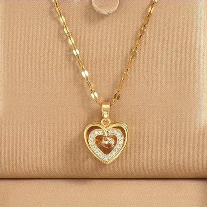 Sjika - Goudkleurige Hartjesketting met Zirkonia – Dubbel Hart Hanger – Perfect Cadeau voor Haar