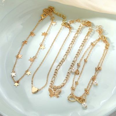 Sjika - Gouden Enkelbandjes Set Dames – 18K Gold Plated – Trendy Boho Style – Met Bedels & Parel Hangers – 5-delige Sieradenset
