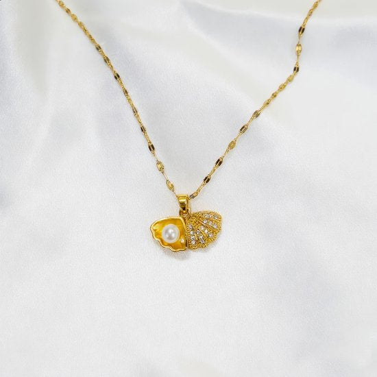 Sjika - Dames Ketting Goudkleurig met Schelp & Parel Hanger – Elegante Halsketting – Trendy Minimalistische Sieraden – Cadeau voor Haar