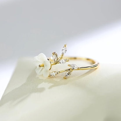 Sjika - Gouden Bloemen Ring Dames – Verstelbare Ring met Bloem & Zirkonia – Elegante Open Ring – Gold Plated - Cadeau voor haar