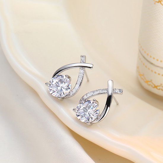Sjika - Zilveren Dames Oorknopjes met Kristal – Modern Gedraaid Design – Elegant & Chic - Cadeau voor haar