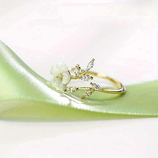 Sjika - Gouden Bloemen Ring Dames – Verstelbare Ring met Bloem & Zirkonia – Elegante Open Ring – Gold Plated - Cadeau voor haar