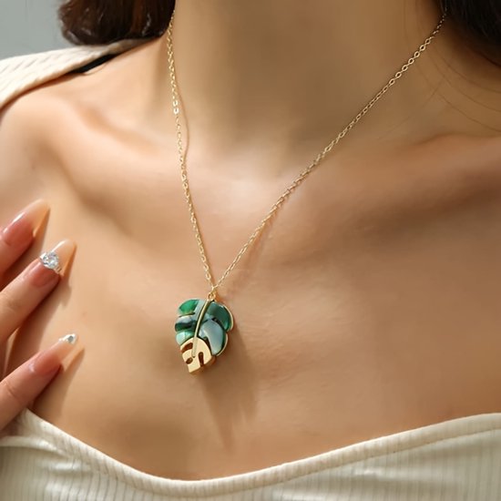 Sjika - Blad Ketting Dames Goudkleurig – Tropische Monstera Hanger Groen – Minimalistische Dames Ketting – Trendy Bohemian Sieraad - Cadeau voor haar